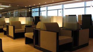 明るいラウンジ