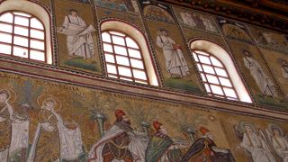 ここで見逃してはならないのが最上段のキリストの生涯と受難の物語