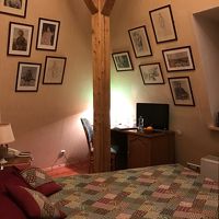 部屋はそんなに広くありませんでしたが窓から教会が見えました。