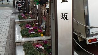 渋谷駅東口を出て左手、目の前。