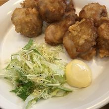 ８個丸々とした唐揚げ