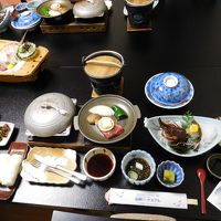 夕食の一部。まだまだあるぞ。