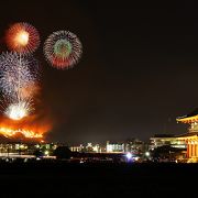 古都、奈良の夜空を彩る若草山の山焼き！