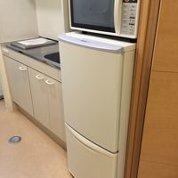 部屋内にキッチン、冷蔵庫、電子レンジ