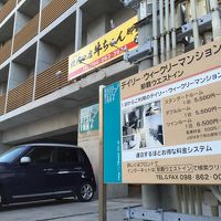 １階は駐車場とフロント