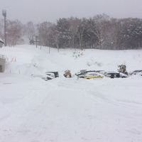 エントランスからの雪と駐車場