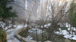 大きな滝です！所々、凍っているところがありました！