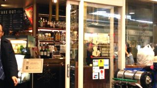 ごちゃごちゃしたカフェバル