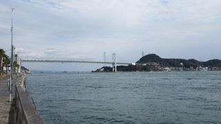 唐戸からは関門海峡をコンテナ船が行き交う姿が間近に見られます。