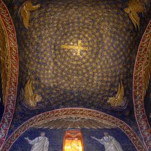 ルネッタには使徒2人づつ8人が四隅ともに描かれる