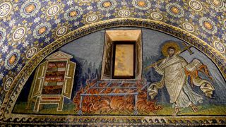 ちいさな十字架型の建物だがなかには小宇宙が広がる