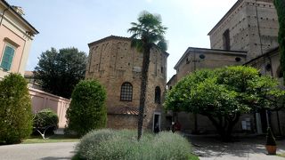 小さな建物だが中には素晴らしいモザイク　ここも必見だね