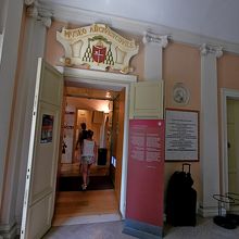 となりの大司教博物館入り口