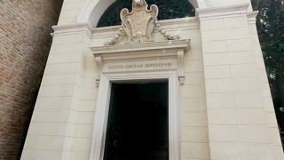 うっかりするとごかいしてしまうかも，墓というより記念碑だ