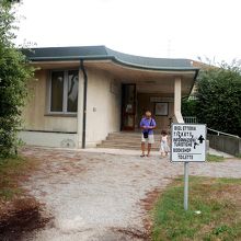 受付　手前に駐車場