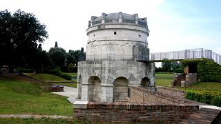 要塞のような簡素な廟　モザイクはない