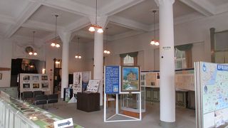 下関の観光情報や秋田商会の歴史を知るパネル展示など。