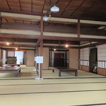 外観は洋館の秋田商会ビル。なんと3Fは和風の大広間。