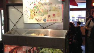 2階で讃岐うどんと鯛めしランチ