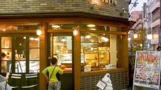 天神橋商店街に面する洋菓子店
