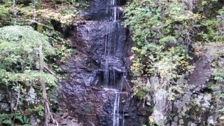 裸渡橋の近くにある小さめの滝