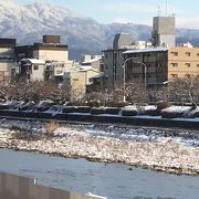 重厚な鴨川沿いのレストラン