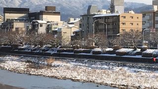 重厚な鴨川沿いのレストラン