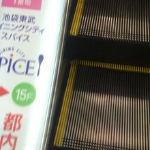 エスカレーターにお店の案内があります