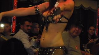 ベリーダンスを見てワインにほろ酔い、非日常の世界を堪能