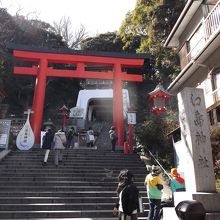 参道の奥、江島神社（辺津宮）の瑞心門