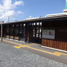 福井鉄道の駅舎。相互乗り入れを機に有人駅になった。