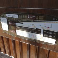 駅構内の案内。両鉄道のホームの間に相互乗り入れ用ホームがある