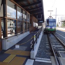 福井鉄道のホームは、乗降時以外閉鎖されている。