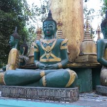 緑色の仏像