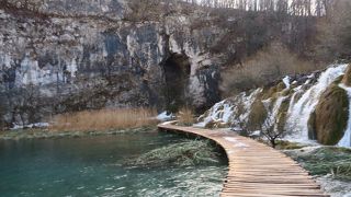 訪問した時は遊歩道が閉鎖されていたため、洞窟には入ることができませんでした。