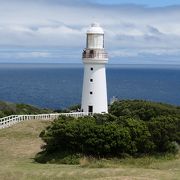 青い海と空を背景に建つ白い灯台