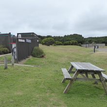 公園内にはベンチやトイレもあります