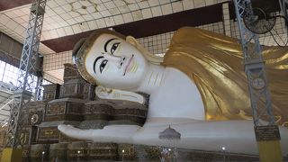 バゴーにある巨大な寝仏