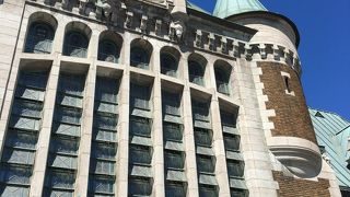 奥にはモントリオールからのバス発着点あり