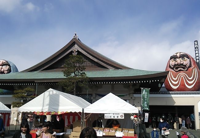 だるまを購入して受験生の合格を祈願する為のお祭り