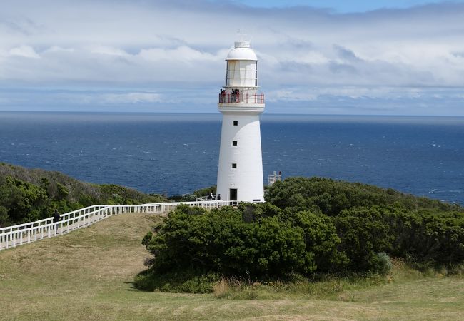 青い海と空を背景に建つ白い灯台