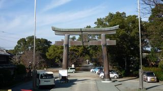 春には流鏑馬も行われる桜の名所