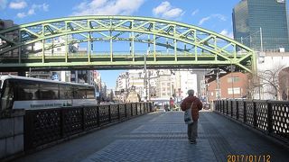 湯島聖堂が建設された時、孔子生誕地である魯国の昌平郷にちなんで、「昌平橋」と命名されました。