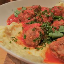 ラムのミートボール、ポレンタ添え