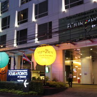 BTSアソークから徒歩5分ほど、立地はよい