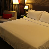 部屋は広くてきれい、ベッドも快適