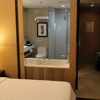 ベッドから扉を開けられるようになっている