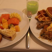 朝食はおかず豊富でパンの種類も多い