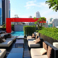 8Fのプールエリア、チェアがいっぱいある