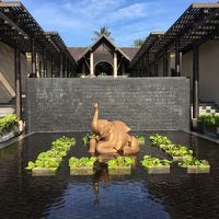 フロントとラウンジの間のオブジェ